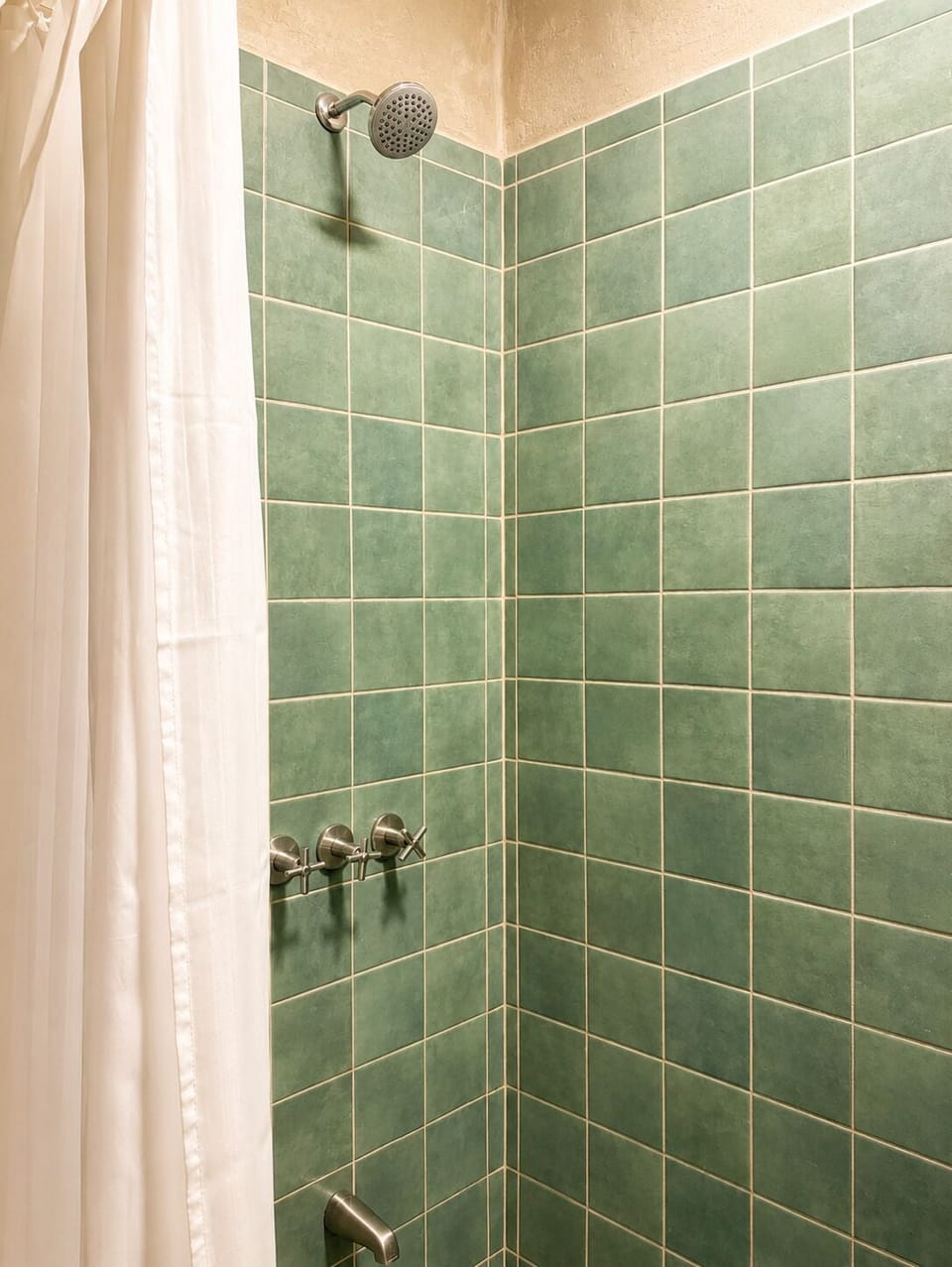 Standard Room | Bathroom | Shower, free toiletries, hair dryer, towels