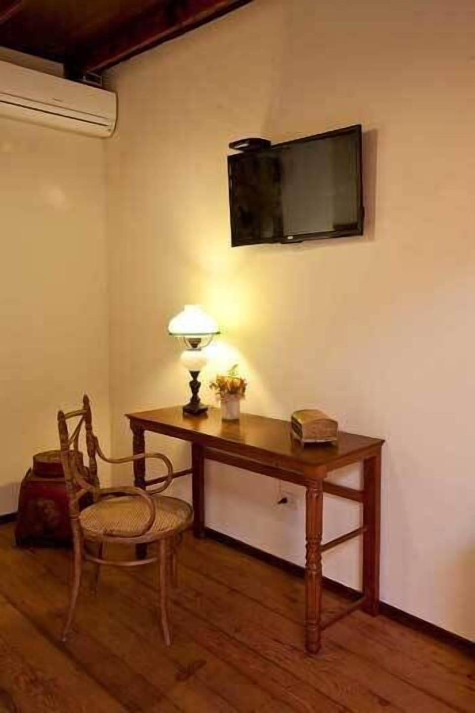Suite, Jetted Tub | WiFi (free), bed sheets