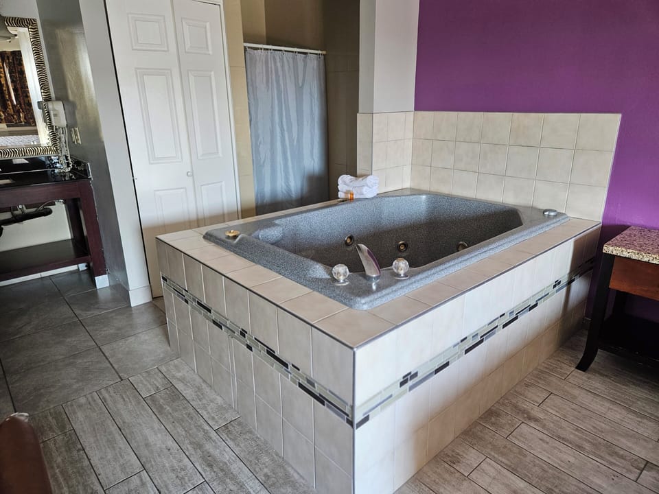 Standard Room, 1 King Bed, Jetted Tub | Bathroom | Free toiletries, towels