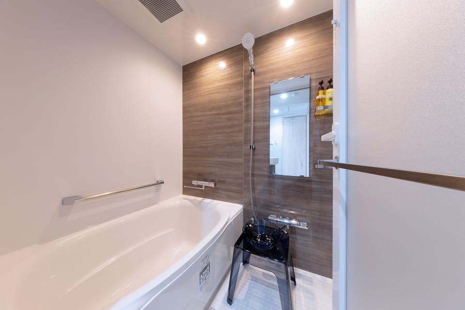 Family Room, Non Smoking | Bathroom | Combined shower/tub, free toiletries, hair dryer, slippers