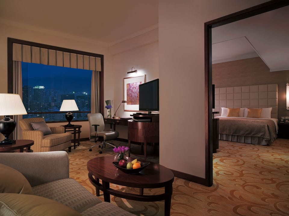 Executive Suite, 1 King Bed | Living area | LED TV