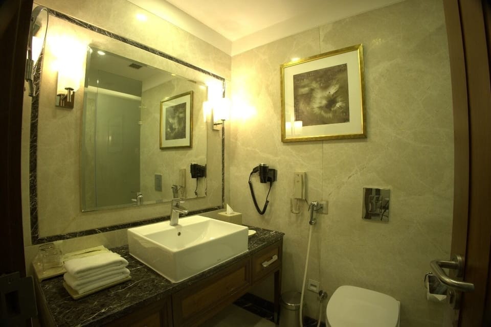 Executive Room, 1 Bedroom, Accessible, City View | Bathroom | Shower, rainfall showerhead, free toiletries, hair dryer