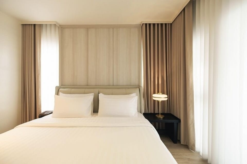 Deluxe Queen Room | Desk, free WiFi, bed sheets