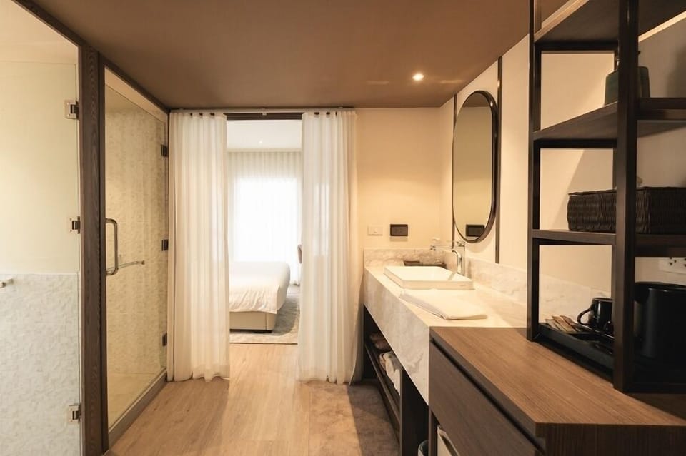 Deluxe Queen Room | Living area | 32-inch LCD TV with cable channels, TV