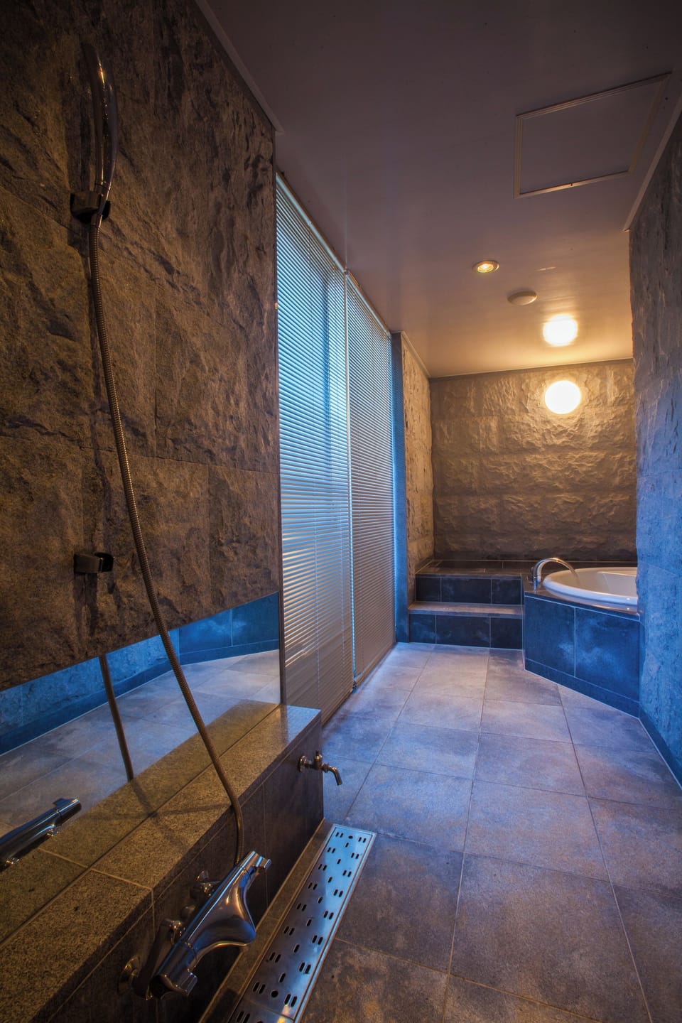 Premier Single Room, Smoking | Bathroom | Free toiletries, hair dryer, slippers, towels