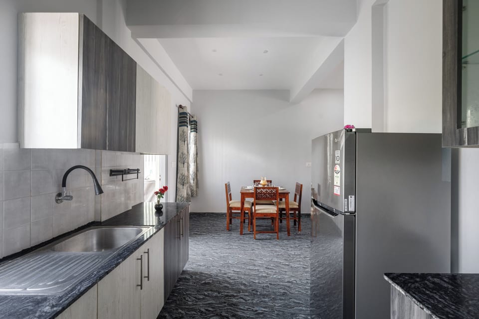 Apartment (2 Bedrooms) | Private kitchen | Microwave, electric kettle, blender, cookware/dishes/utensils