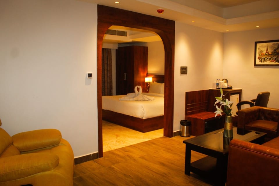 Luxury Suite | Desk