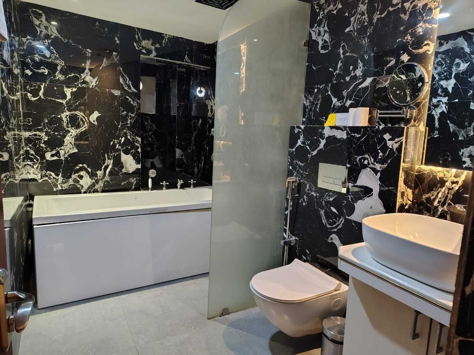 Luxury Suite | Bathroom | Shower, hair dryer, towels, soap