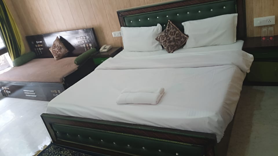 Family Room, Balcony, Lake View | Down comforters, Select Comfort beds, desk, free WiFi