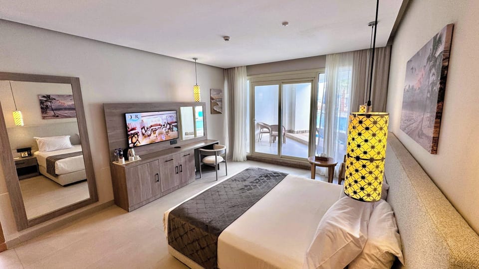 Lagoon Swim-Up Room | Egyptian cotton sheets, premium bedding, pillowtop beds, minibar