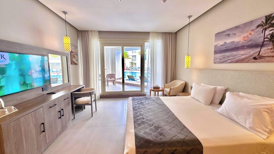 Lagoon Swim-Up Room | Egyptian cotton sheets, premium bedding, pillowtop beds, minibar