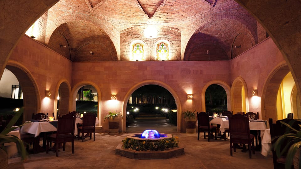 8 restaurants; breakfast, lunch, and dinner served