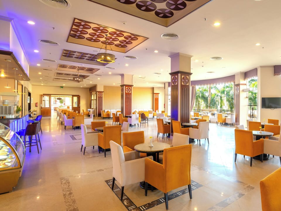 5 bars/lounges, 3 poolside bars