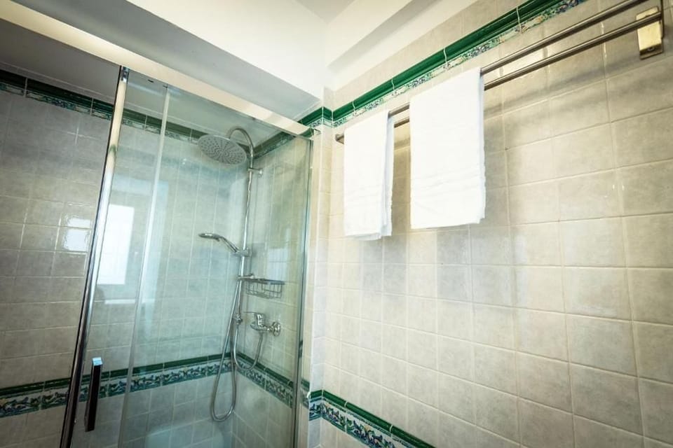 Design Double Room | Bathroom | Shower, rainfall showerhead, free toiletries, hair dryer