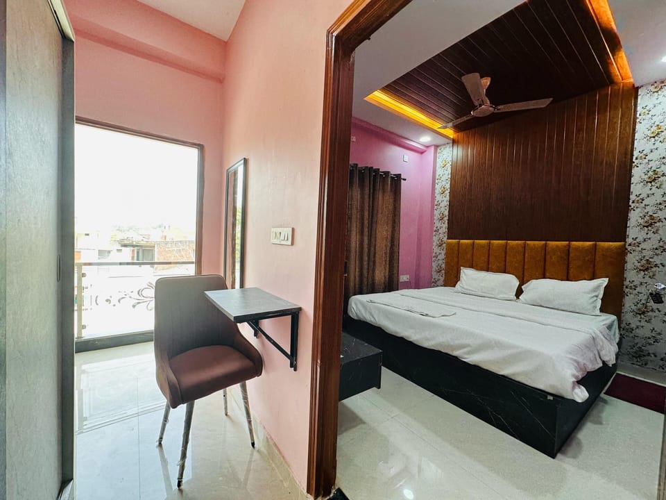 Deluxe Double or Twin Room, Balcony, Canal View | In-room safe, desk, laptop workspace, blackout drapes