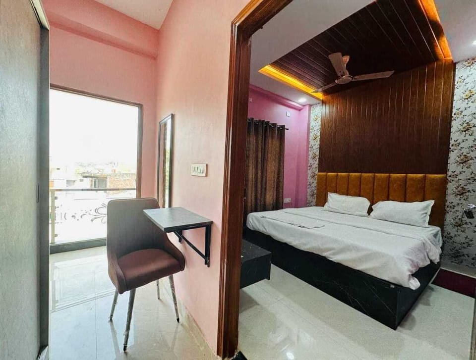 Deluxe Double or Twin Room, Balcony, Canal View | In-room safe, desk, laptop workspace, blackout drapes
