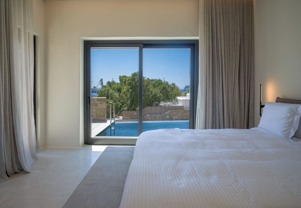 Deluxe Double Room | In-room safe, desk, blackout drapes, iron/ironing board