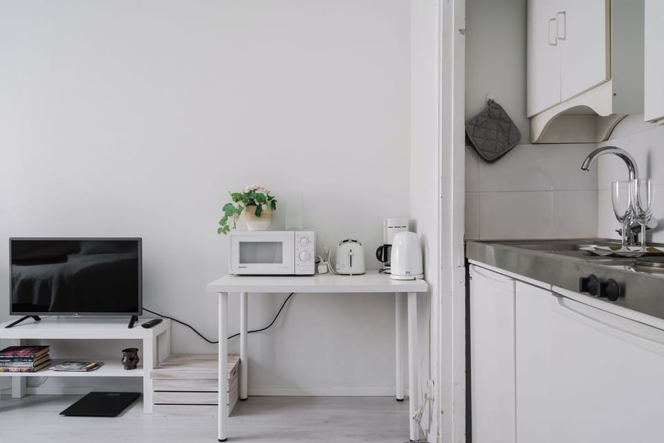Apartment, 1 Double Bed, Pets Allowed, Courtyard View | Private kitchen | Mini-fridge, microwave, oven, stovetop