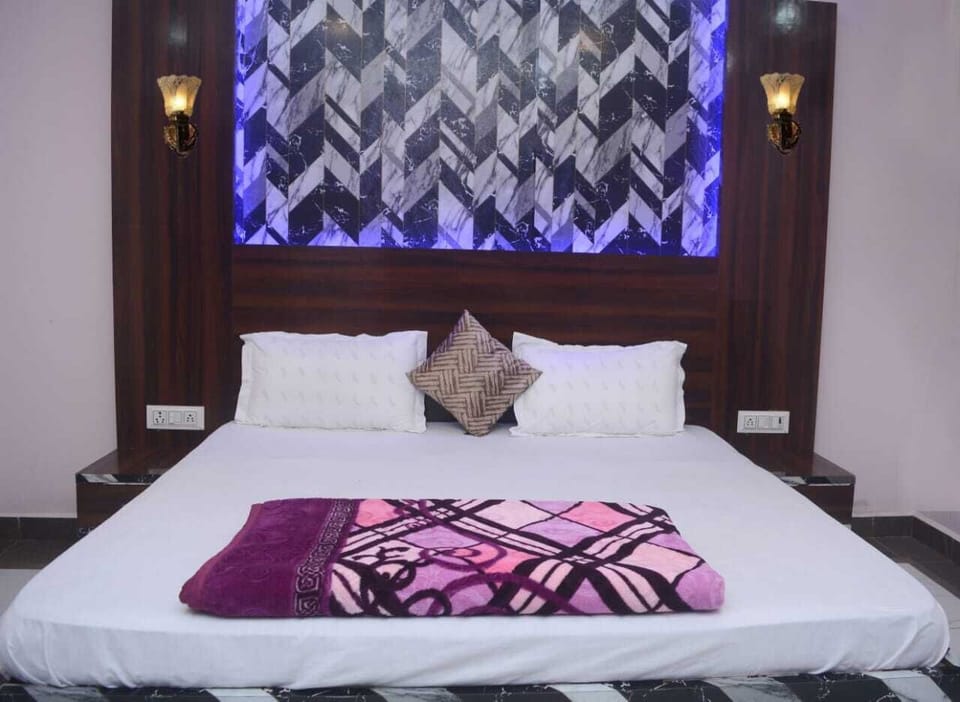 Deluxe Double Room, City View | Desk, laptop workspace, free WiFi