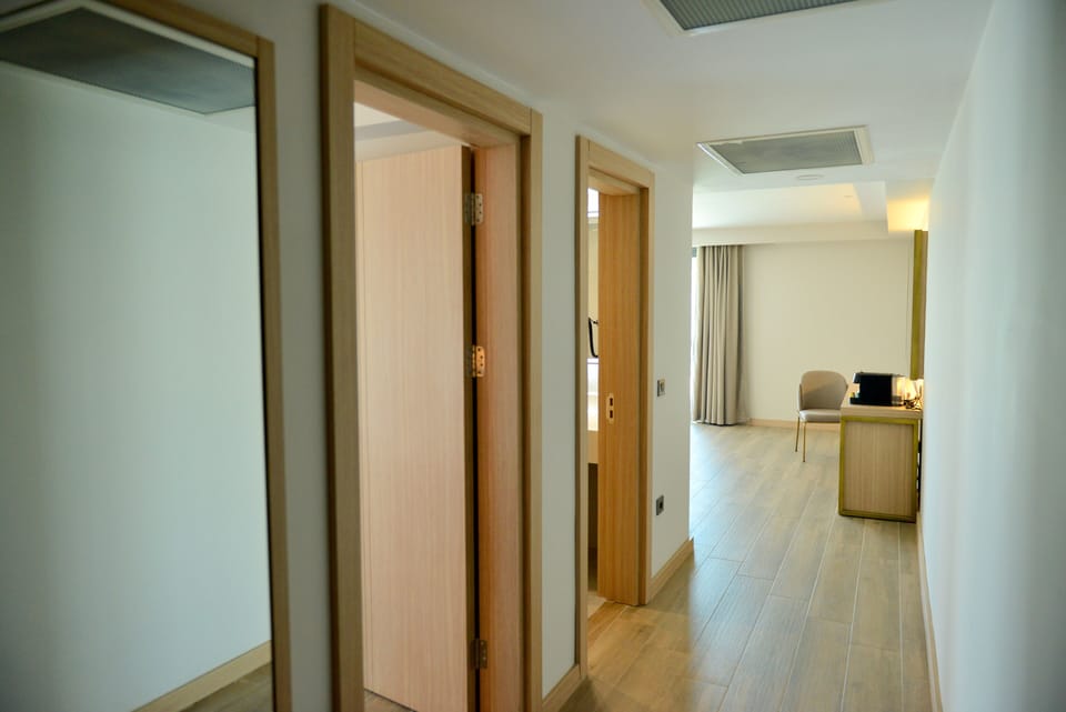 Suite Jacuzzi | Laptop workspace, soundproofing, free WiFi