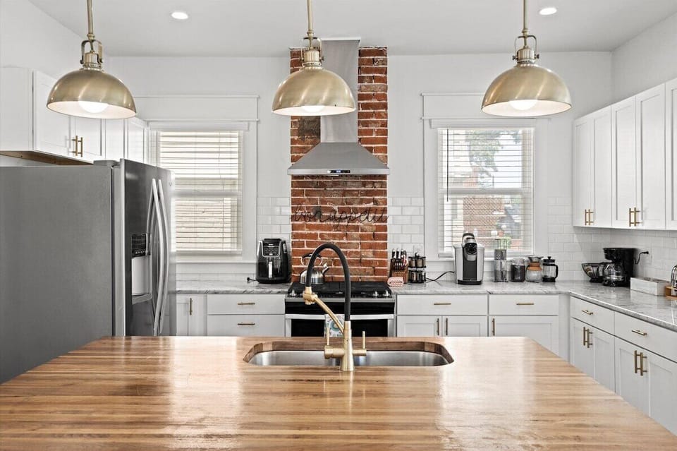 Kitchen island & entertainment space