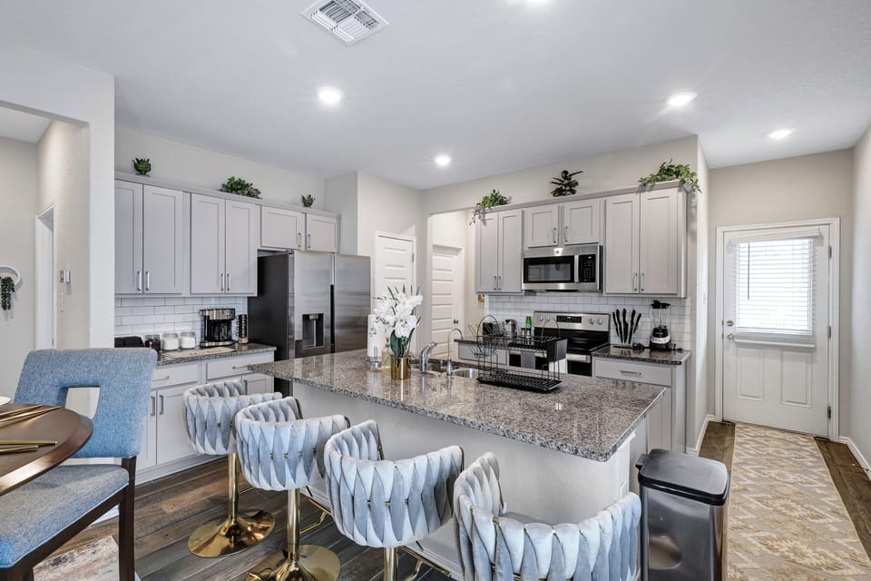 Fully equipped kitchen with high quality granite countertops. 