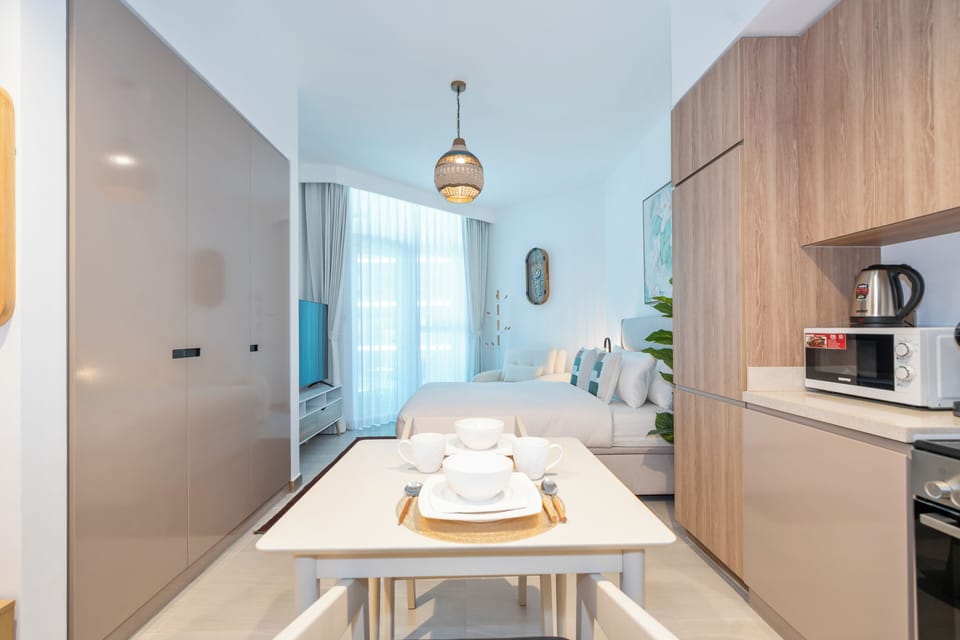 Studio, Balcony, City View | In-room dining