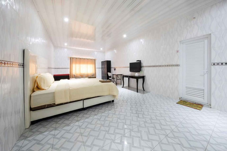 Deluxe Room | Desk, bed sheets