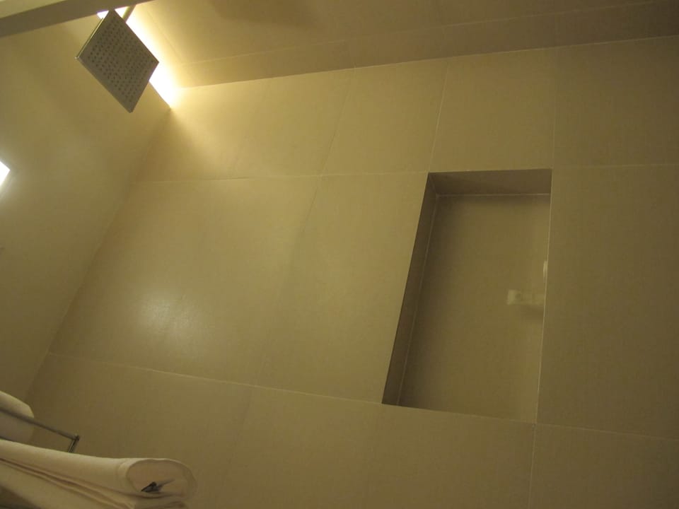 Standard Room, 1 Queen Bed | Bathroom | Shower, rainfall showerhead, free toiletries, hair dryer