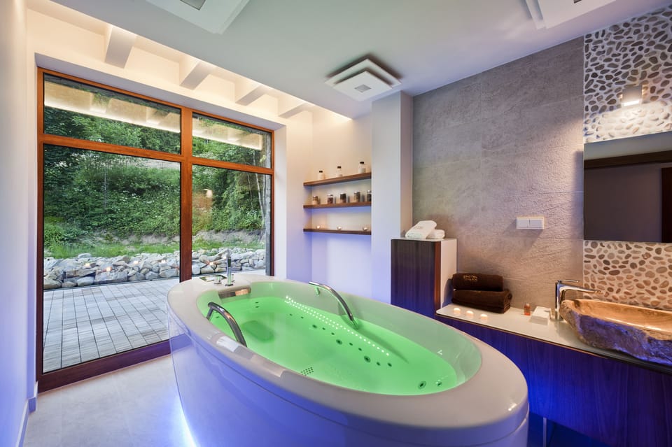 Deep soaking bathtub