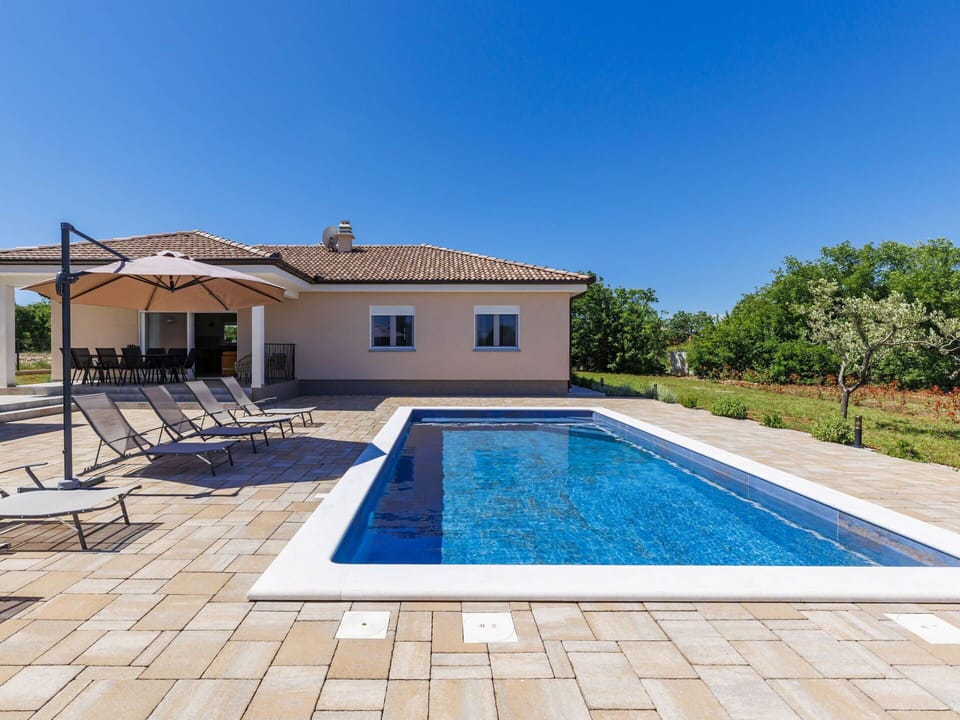 Swimming Pool, Composite Material, Tile, Flagstone, Resort, Water Feature, Leisure, Shade, Outdoor Furniture, Estate