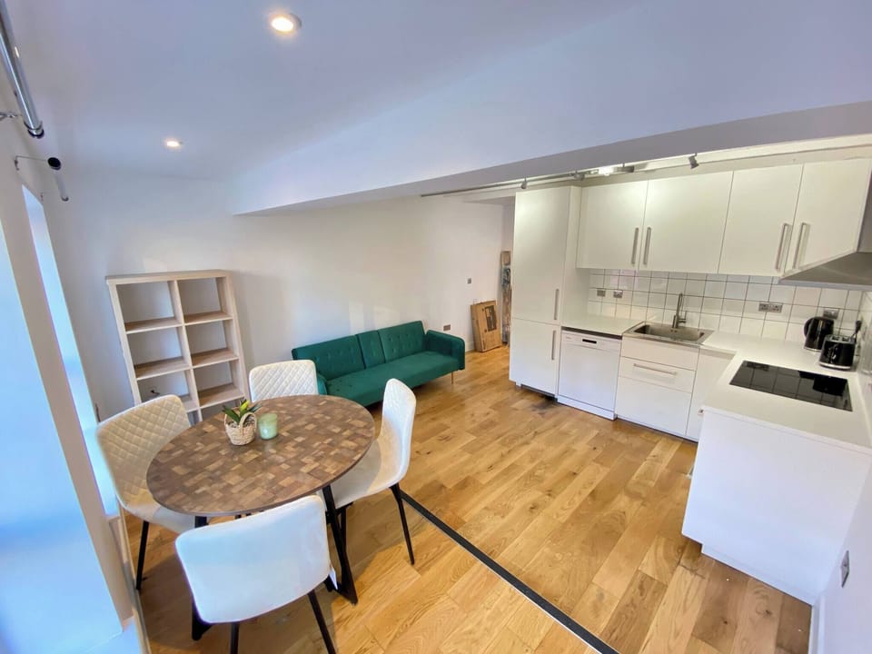 Apartment, 1 Bedroom, Smoking | Dining room
