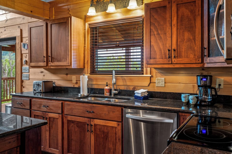 Gourmet fully equipped kitchen with a large Mr. Coffee maker.