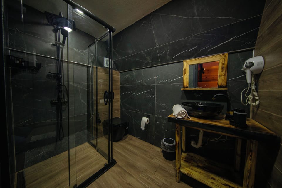 Comfort Bungalow, Mountain View | Bathroom | Soap, shampoo, toilet paper