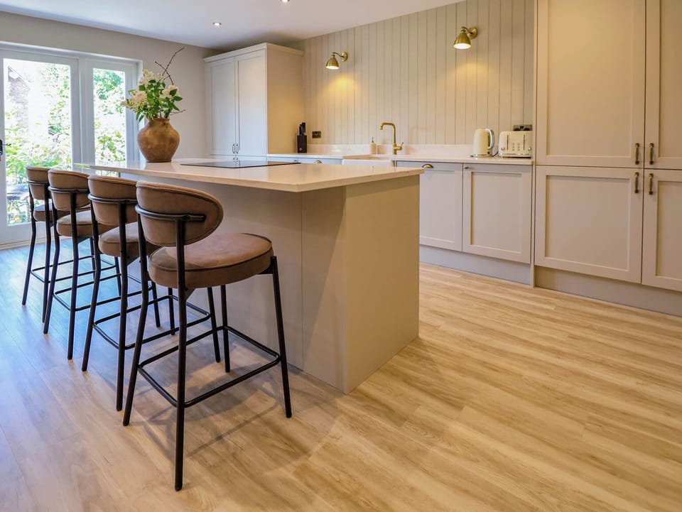 Cottage | Private kitchen | Fridge, dishwasher, toaster, cookware/dishes/utensils