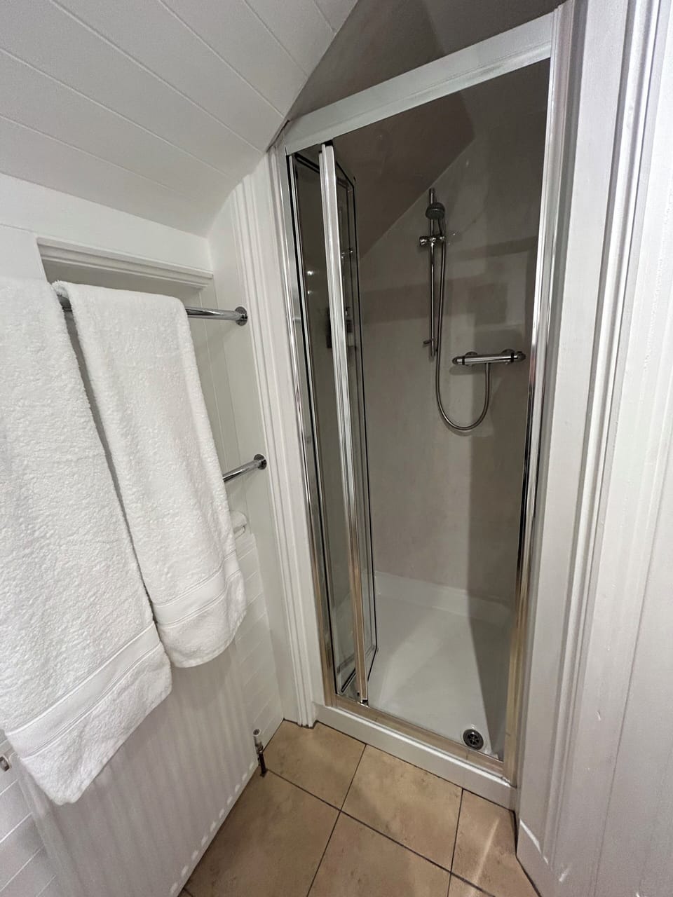Double Room (HARRIS) | Bathroom | Free toiletries, shampoo, toilet paper