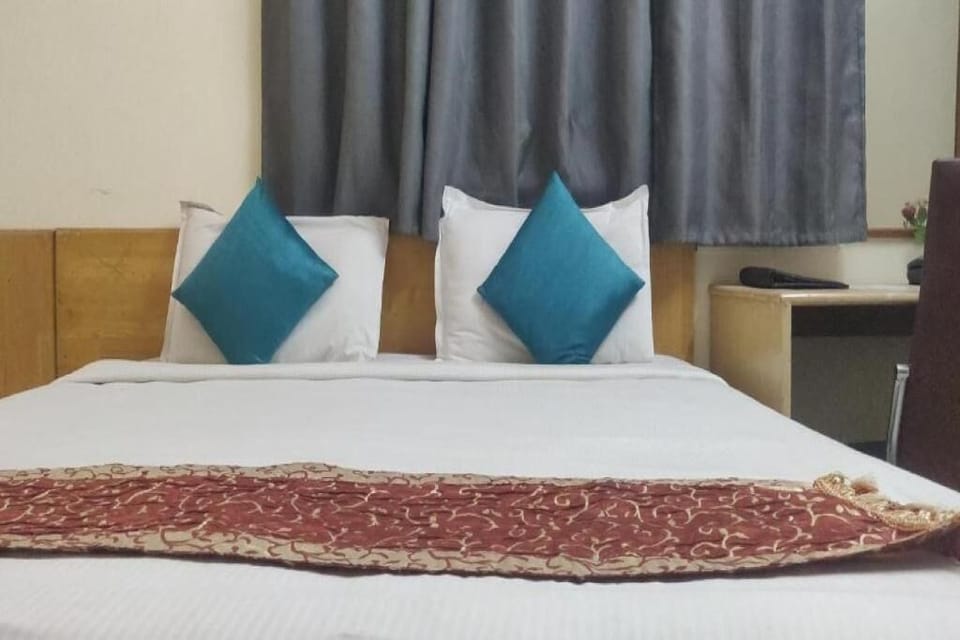 Deluxe Double Room, City View | Desk, free WiFi