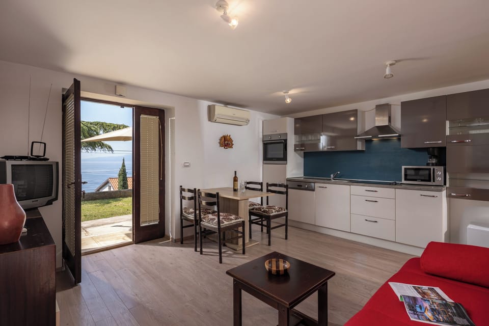Family Apartment, 1 Bedroom, Microwave (The Wave - Apt with Seaview and) | Interior