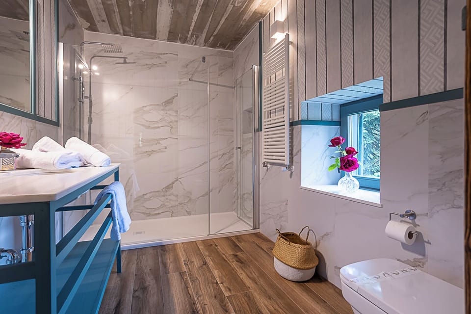 Superior Twin Room, Mountain View | Bathroom | Shower, hair dryer, towels, soap