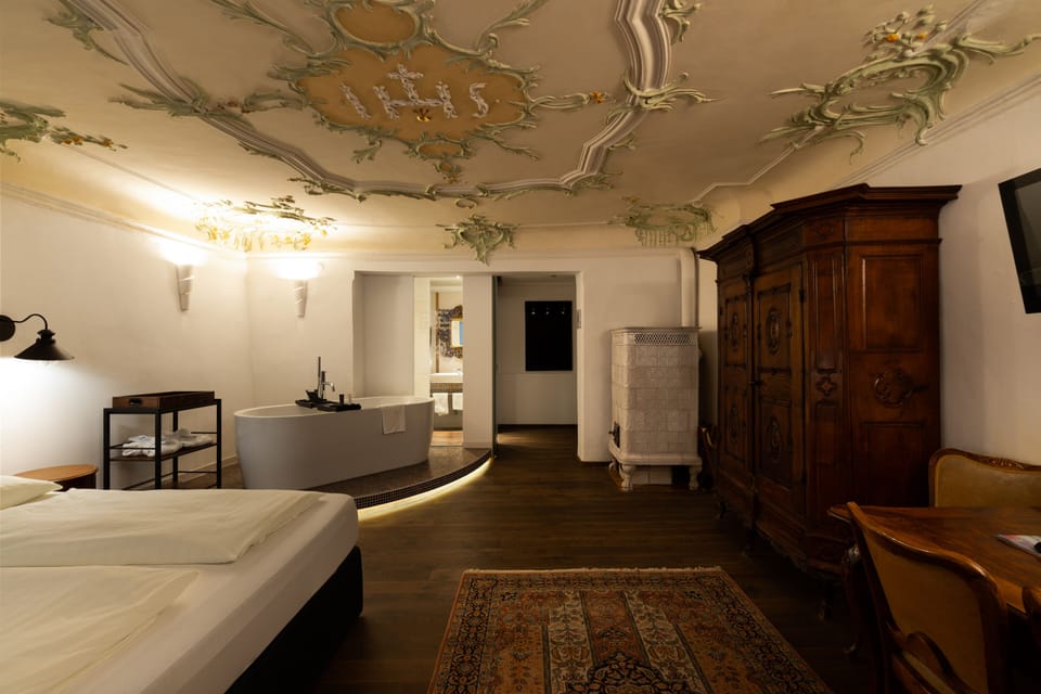Junior Suite with Hot Tub | Hypo-allergenic bedding, in-room safe, individually decorated