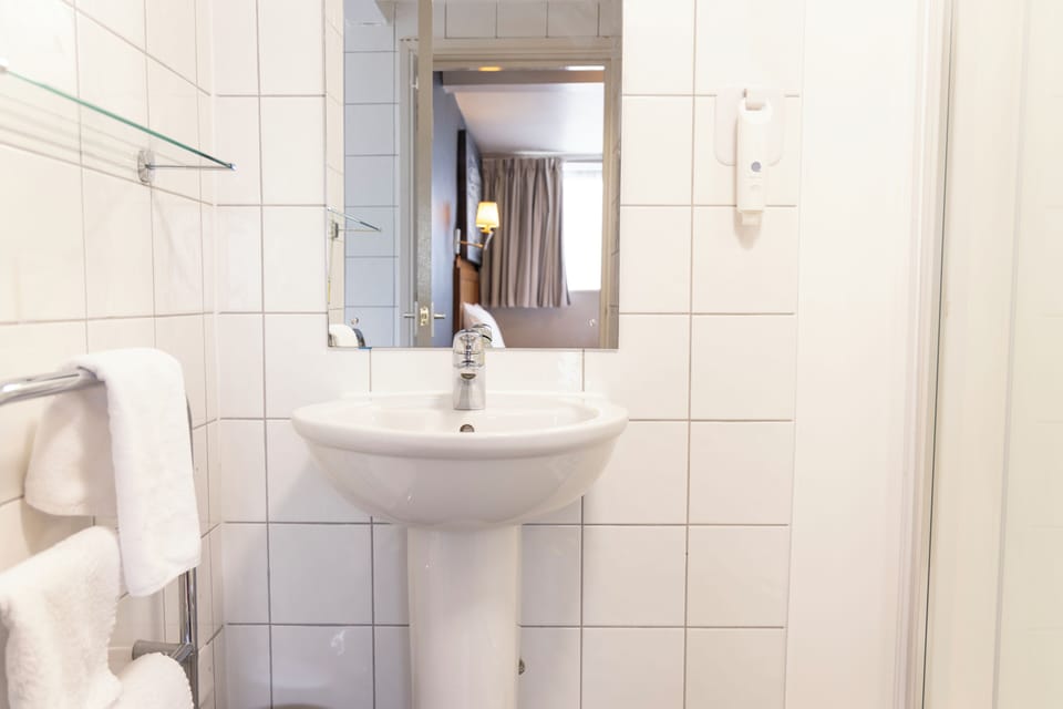 Single Room | Bathroom | Free toiletries, hair dryer, towels