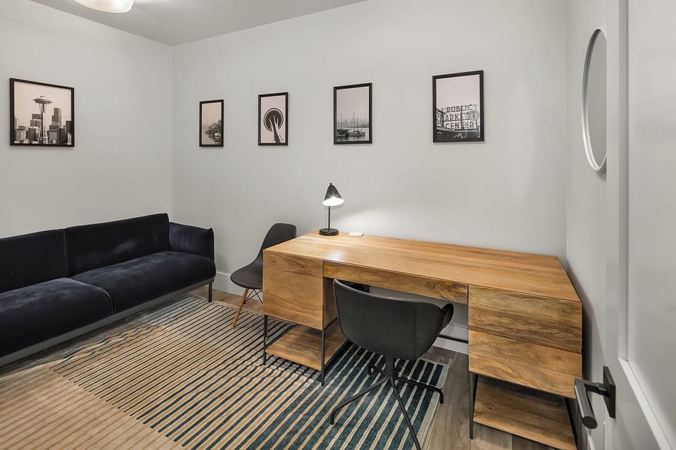 100 Bullwheel. - Office area with a large desk and chair!