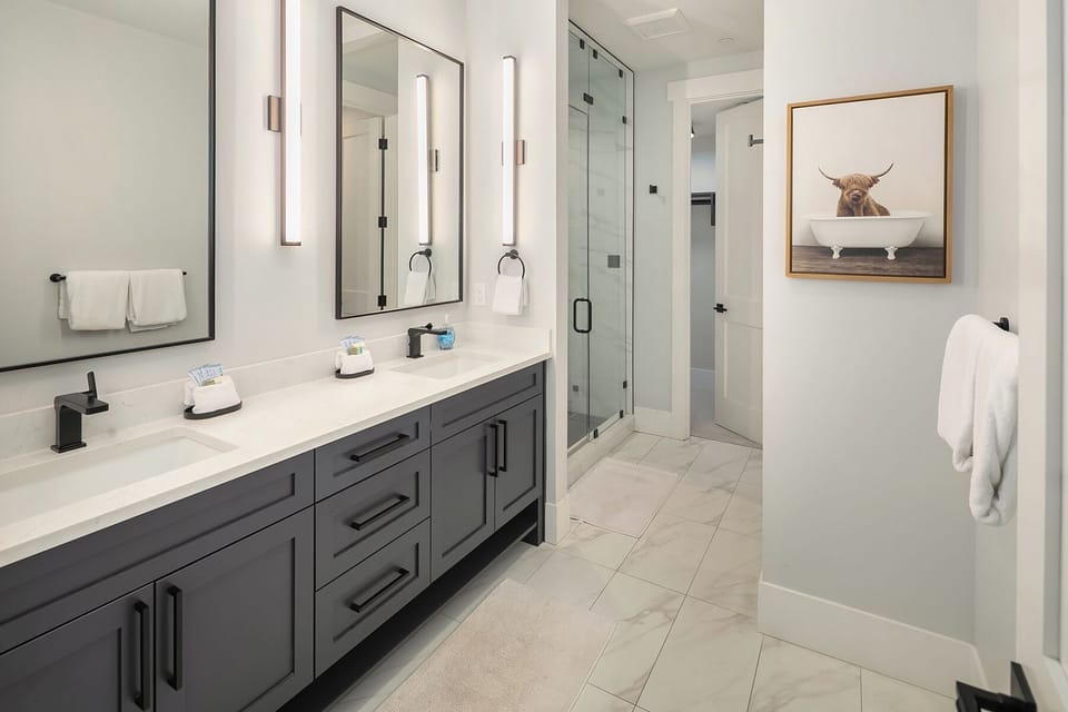 100 Bullwheel. - Main floor king master suite bathroom with walk-in steam shower and walk-in closet.