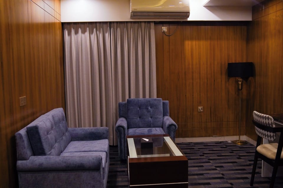 Economy Room, Balcony, City View | Living area