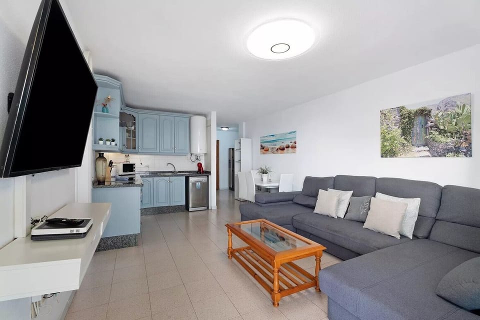 Apartment, 2 Bedrooms, Smoking, Balcony | Living room | Books