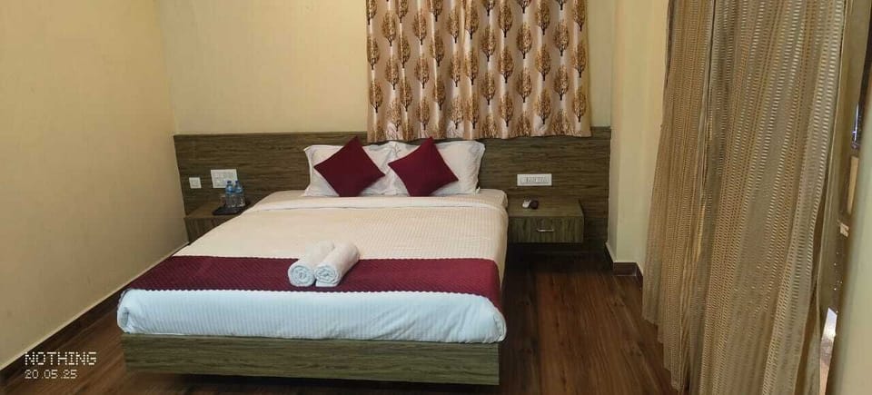 Comfort Double Room, Non Smoking, Garden View | Desk, laptop workspace, soundproofing, iron/ironing board