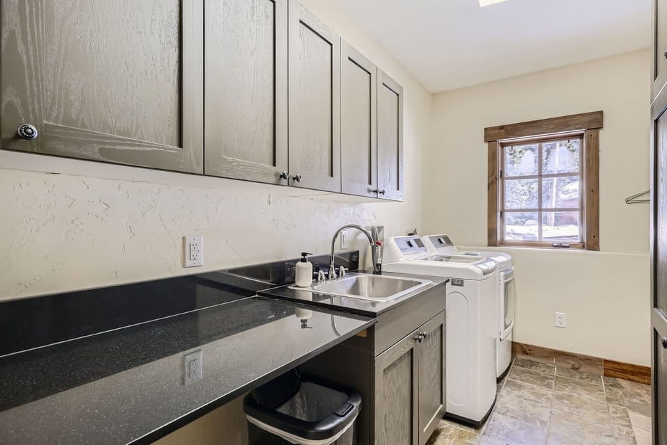 House, 6 Bedrooms | Private kitchen | Coffee/tea maker, fridge, oven, toaster