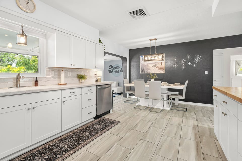 Cute little dining area with 6 person dining table.