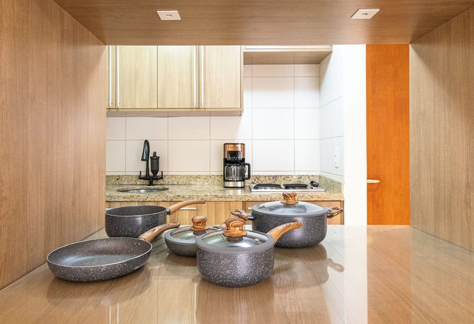 Full-size fridge, microwave, oven, dishwasher