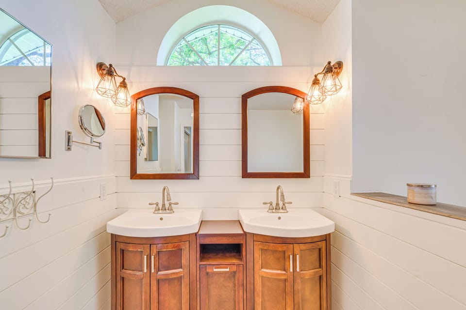 Private Pool & Lanai: Spring Hill Oasis Cottage in Spring Hill